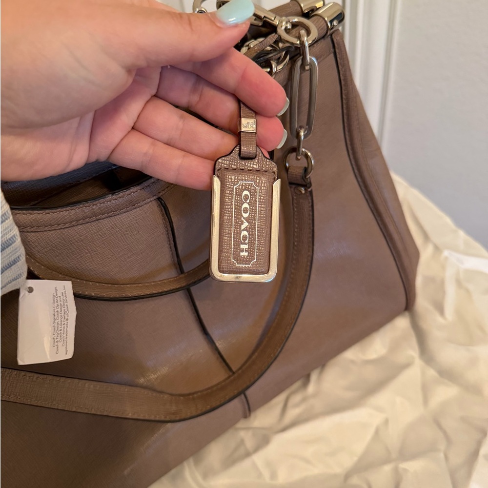 👜 Coach Leather Carryall Crossbody Bag – SV/Ash (Taupe Gray) - Picture 8 of 16